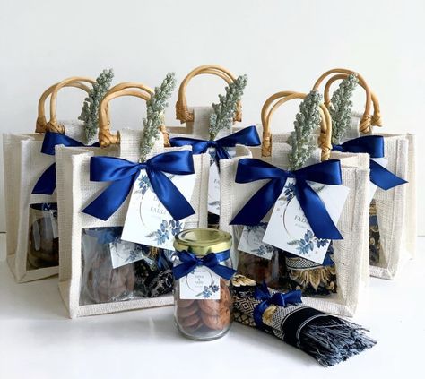 Elegant Gift Bag Ideas, Doorgift Bag Ideas, Hamper Raya Ideas, Wedding Gift Hamper Ideas For Guests, Raya Gift Box Ideas, Snack Hampers Idea, Door Gift Ideas Wedding, Ramadhan Hampers Idea, Doorgift Ideas Wedding