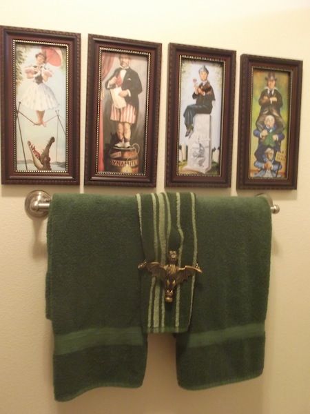 My Haunted Mansion Inspired Powder Room Stretching Portraits Haunted Mansion Bathroom, Mansion Bathroom, Haunted Mansion Decor, Disneysea Tokyo, Disney Bathroom, Mansion Rooms, Disney House, Haunted Mansion Halloween, Foolish Mortals