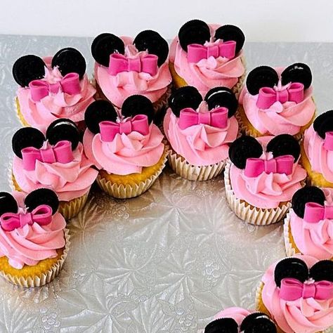 Sara | Windy City Baker - Chicago, IL Home Bakery on Instagram: "Celebrating a sweet 2nd birthday with Minnie Mouse magic! 🎀✨ Adorable pink swirls, a cute bow, and mini Oreo ears make this pull-apart cake perfect for your little one’s big day! 🧁💕  #WindyCityBaker #MinnieMouseCupcakes #BirthdayFun #SweetCelebration #MinniMouse #Birthday #ChicagoBakery" Diy Minnie Mouse Cupcakes, Minnie Mouse Cupcake, Minnie Mouse Cupcake Cake, Minnie Mouse Cupcakes, Pull Apart Cake, Minnie Mouse 1st Birthday, Girl Cupcakes, Minnie Mouse Girl, Home Bakery