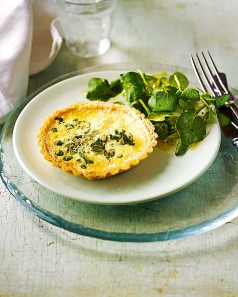 If springtime in a tart is what you're looking for, you'll find it in this easy pea, pesto and watercress tart recipe. Shepherdess Pie, Savoury Pie, Watercress Recipes, Dinner Pies, Savory Tarts, Pasta With Peas, Savoury Pies, Pea Pesto, Mini Tarts