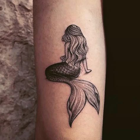 🧜🏻‍♀️The Mermaid Page🧜🏻‍♀️ on Instagram: “I'm loving this mermaid tattoo by @lucasmilk ! So gorgeous🧜🏻‍♀️❤️! - Follow me, @mermaid_posts for more! - #mermaid #tattoo #mermaidtattoo…” Beach Tattoo Ideas, Siren Tattoo, Mermaid Tattoo Designs, Beach Tattoo, Mermaid Tattoo, Mermaid Tattoos, Disney Tattoo, Sand And Sea, Diy Tattoo