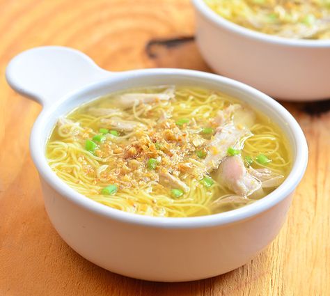 chicken mami is a popular Filipino noodle dish made with fresh egg noodles and flavorful broth and topped with fried garlic bits and green onions Chicken Mami Recipe, Mami Recipe, Chicken Mami, Filipino Ulam, Chicken Sotanghon Soup, Filipino Kitchen, Hunger Control, Fresh Egg Noodles, Kawaling Pinoy