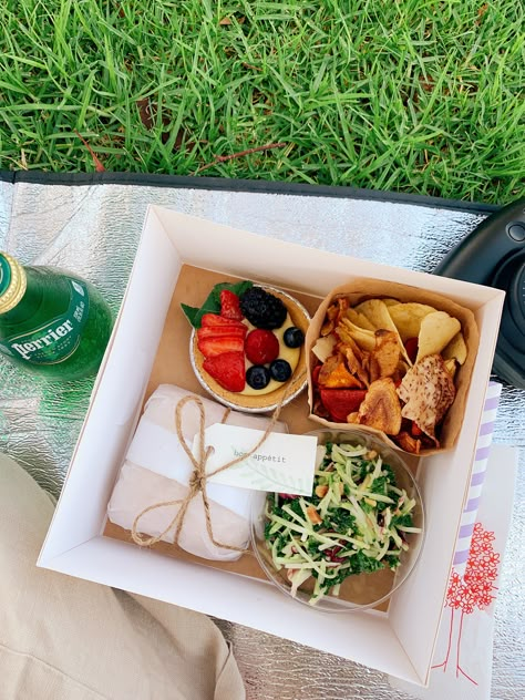 Dinner Picnic Food, Picnic Box Ideas Food, Individual Picnic Boxes, Picnic Boxes Ideas, Box Lunch Ideas Catering Food, Picnic Lunch Ideas, Coffee Break Catering, Picnic Meals, Romantic Picnic Food