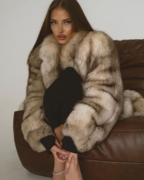 Drunk Friends, Truth Or Dare, Clueless Outfits, City Outfits, Model Aesthetic, Fur Coats Women, Fox Fur Coat, Vintage Fur, Fur Coats