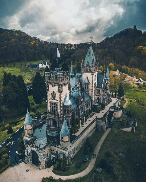 2,956 points • 79 comments - Drachenburg Castle is the German Hogwarts - 9GAG has the best funny pics, gifs, videos, gaming, anime, manga, movie, tv, cosplay, sport, food, memes, cute, fail, wtf photos on the internet! Drachenburg Castle, بيوت ملكية, Castle In Germany, Castle Aesthetic, Germany Castles, Castle House, Fantasy Castle, Beautiful Castles, A Castle