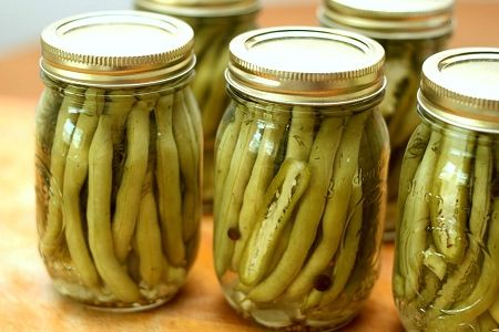 dilly beans! i used to sneak into my grandma's pantry & swipe jars of these when i was little cuz i could just never get enough! I'm going to have to make these this year! Dill Beans Recipe, Dilly Beans Recipe Canning, Dilly Beans Recipe, Pickled Beans, Pickled Things, Pickled Green Beans, Dilly Beans, Preserving Recipes, Food Canning