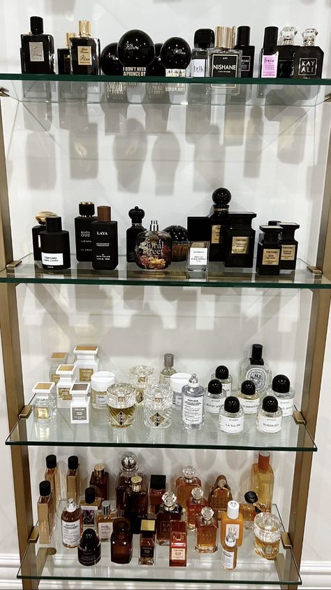 Perfume Stand Display, Nice Perfumes, Perfume Collection Display, Fragrance Display, Perfume Stand, Perfume Display, Perfume Organization, Fragrances Perfume Woman, Purse Essentials