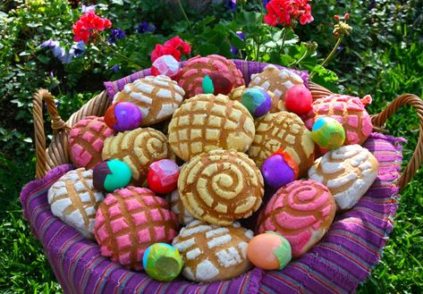 pan dulce easter eggs cascarones brunch Mexican Easter, Traditional Easter Recipes, Holi Recipes, Ecuadorian Food, Traditional Mexican Food, Easter Desserts, Mexican Traditions, Restaurant Specials, Easter Desserts Recipes