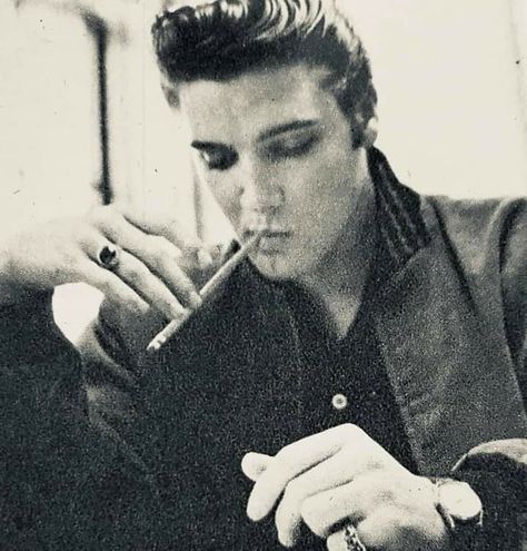 Memphis, January 4th ‘57 - Pre Army induction at Kennedy Veterans Hospital - Although that looks like a cigarette, it’s actually a pencil. Elvis Presley Posters, Ed Sullivan Show, Elvis Presley Images, Young Elvis, Elvis Presley Pictures, King Of Music, Elvis Presley Photos, George Vi, King Of My Heart