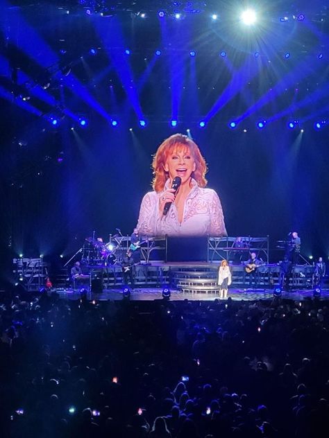 Reba Mcentire Concert, Country Female Singers, Voice Coach, Reba Mcentire, Country Music Artists, Country Singers, Female Singers, Country Music, Music Artists