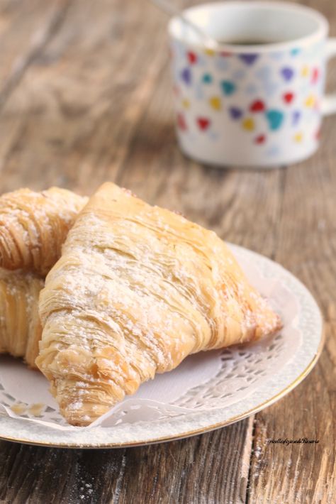 Sfogliatelle con pasta fillo facili e veloci | ricettesfiziosedirosaria Philo Dough, Dessert Pasta, Pasta Fillo, Cookies Pastry, Desserts Vegan, Cannoli, Frappe, Finger Food, Scones