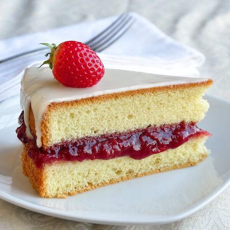 Jam Vanilla Sponge Cake(FromScratch <3) Strawberry Cake Filling, Rock Recipes, Vanilla Sponge Cake, Roasted Strawberries, Sponge Cake Recipes, Vanilla Sponge, Cake Fillings, Strawberry Cakes, Köstliche Desserts