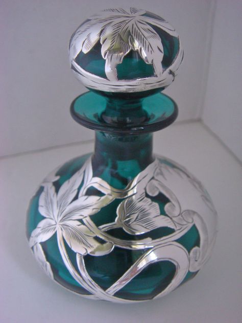 Green Glass Perfume Bottle W Sterling Silver Overlay Old Perfume Bottles, Lovely Perfume, Teal Glass, Antique Perfume Bottle, Pretty Perfume Bottles, Perfume Bottle Art, Beautiful Perfume Bottle, Antique Perfume Bottles, Beautiful Perfume