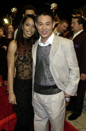 Aaliyah at her first movie permiere romeo must die with jet li - just looking at a picture of Aaliyah makes me cry. Rest her beautiful soul. Romeo Must Die, Jet Lee, Aaliyah And Tupac, Rip Aaliyah, Aaliyah Pictures, Jet Li, Aaliyah Haughton, Black Hollywood, Interracial Love