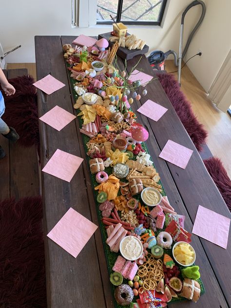 easter grazingtable platter Easter Charcuterie Table, Easter Grazing Table Ideas, Easter Grazing Table, Birthday Platter Ideas, Easter Platter Ideas, Sweet Platter Ideas Parties, Kids Party Platters, Easter Buffet Ideas Food, Easter Grazing Board