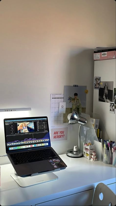 Ashley Lee, Lock Apps, Desk Idea, Desk Aesthetic, Room Organisation, Study Desk Decor, Desk Inspo, Desk Inspiration, College Apartment Decor