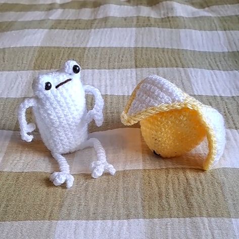 Crochet Projects With Green Yarn, Crochet Rengoku, Crochet Frog Stuff, Crochet Banana, Banana Dinosaur Crochet, Banana Crochet, Banana Slug Crochet, Banana Slug Crochet Pattern, Frog Plush Crochet Pattern