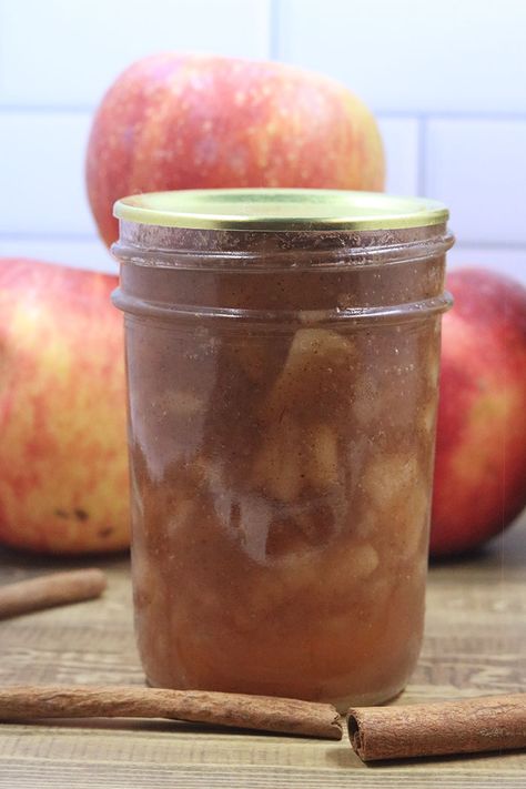 Apple Pie Jam Recipe, Apple Cinnamon Jam, Apple Pie In A Jar, Apple Pie Jam, Pie In A Jar, Canning Apples, Canning Jam Recipes, Low Sugar Jam, Canned Apple Pie Filling