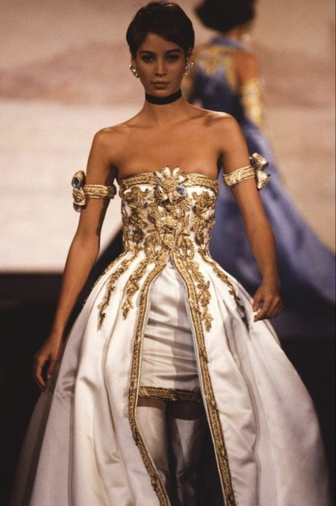 linda on Twitter: "My hope to see this 90s Chanel couture look at the met gala is actually looking very likely atm...now I need to know who is gonna wear it https://t.co/Z4Lzn6eIUP" / Twitter Vintage Runway, Christian Dior Haute Couture, Couture Looks, Dior Haute Couture, Chanel Haute Couture, Christy Turlington, Fairytale Dress, Gala Dresses, Fashion History