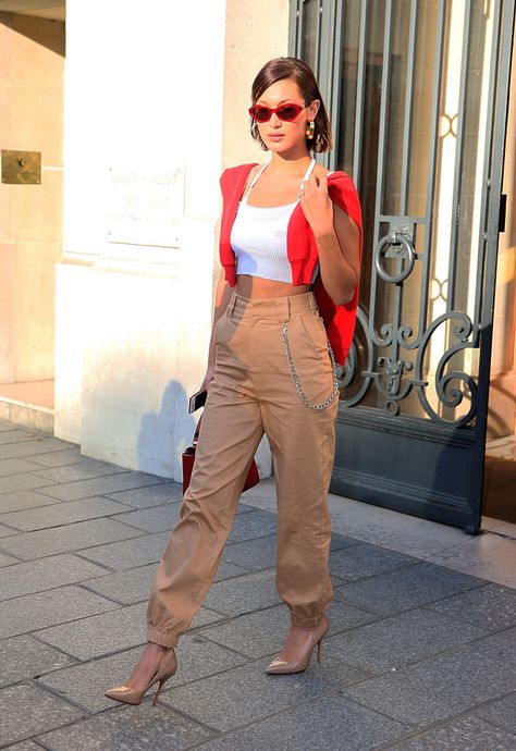 Bella Hadid cargo pants i am gia Pants Outfit Ideas For Women, Cargo Pant Outfits, Cargo Pants Outfit Ideas, Stylish Cargo Pants, Pant Outfits For Women, How To Style Cargo Pants Women, Pants Outfit Ideas, Workwear Chic, How To Style Cargo Pants