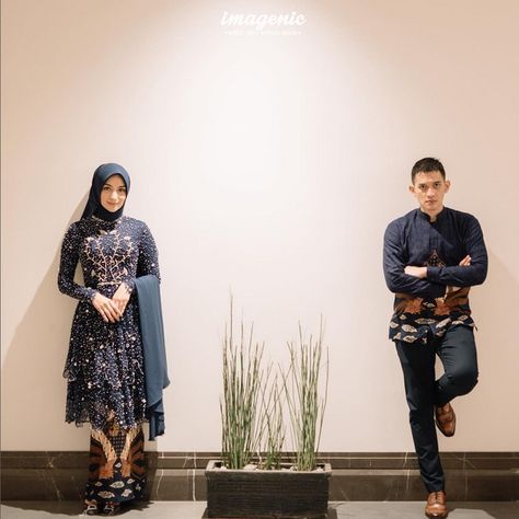 Setiap orang tentu ingin tampil menawan saat acara lamarannya. Berikut ini 8 inspirasi baju lamaran hijab, kebaya hingga dress dari para artis. Kondangan Couple, Kebaya Wedding, Kebaya Modern Dress, Muslimah Wedding Dress, Muslimah Wedding, Kebaya Brokat, Batik Couple, Kebaya Dress, Kebaya Muslim