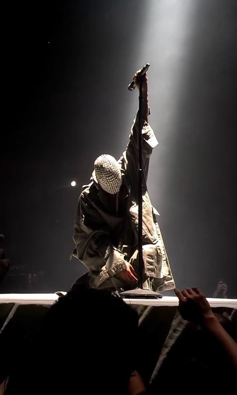 Yeezus Yeezus Wallpaper, Funny Kanye West, Kanye West Concert, Funny Kanye, Kanye West Funny, Kanye West Wallpaper, Yeezus Tour, Kanye West Yeezus, Hey Mama