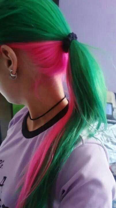 Green And Pink Dyed Hair, Green And Pink Hair Color, Pink And Green Hair Dye, Pink And Green Hair, Weird Haircuts, Venus Mcflytrap, Glowing Hair, Dark Green Hair, Split Dyed Hair