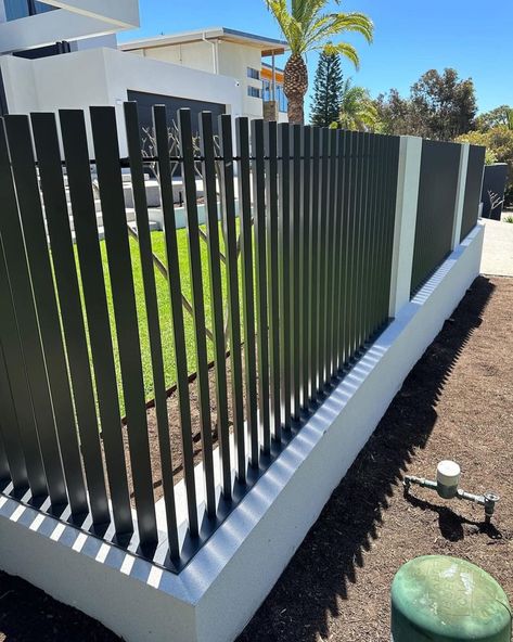 29 Fencing Ideas for Privacy & Style: Transform Your Outdoor Space! - placeideal.com Concrete Fence Ideas, Affordable Fencing, Modern Front Yard, Fencing Ideas, Concrete Fence, Outdoor Sanctuary, Lattice Fence, Front Yard Fence, White Picket Fence