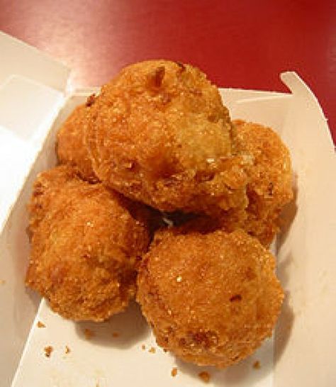 Hush Puppies are a delicious traditional southern food. Hush Puppies Recipe, Hush Puppy, Comfort Food Southern, Southern Cooking, Fried Fish, Fried Food, Simple Recipe, Southern Recipes, Beignets