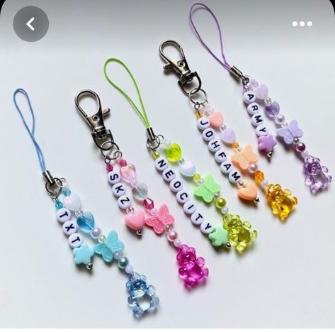 Skz Phone Charm, Beads Keychain Ideas, Phone Charms Ideas, Pearl Phone Charm, Beaded Charms, Bead Charms Diy, Diy Bracelets Easy, Diy Bracelet Designs, Phone Charms