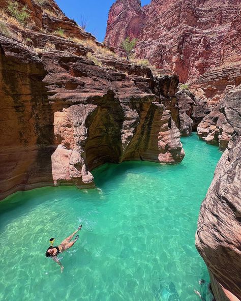 Havasu Creek In Arizona, USA - Bucket List Travel Adventures Havasu Creek Arizona, Sedona Arizona Travel, Lake Havasu Arizona, Arizona Lakes, Arizona Aesthetic, Arizona Travel Guide, Bucket List Travel, Arizona Vacation, Arizona Road Trip