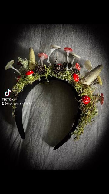 Lin Lytton 🇮🇪 Ireland on Instagram: "This magical woodland headband is sold 🍄 but if anyone is interested in something similar dm me 🦌 🍄 This was created on a thick black headband. I went with a simple woodland scene with ethically sourced antler tips, dried moss, acorns and magical mushroom lights which I made myself ☺️🍄 Forest foliage gathered, dried and gifted to me by @irish.rooted.nature 🌲 Head over to my Etsy shop TheCrystalAndSkull for more goodies 💀🦌🍄 #headband #cosplay #fantas Woodland Headband, Woodland Costume, Pagan Makeup, Witch Headband, Forest Foliage, Magical Mushroom, Magical Woodland, Antler Headband, Mushroom Lights