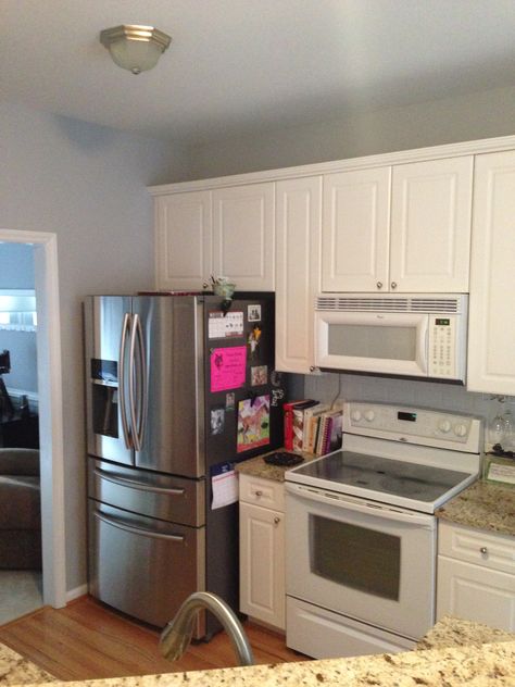 Mismatched appliances but doesn't look as bad as I thought it would...at least the white stove/microwave blend in with my cabinets. Mismatch Kitchen, Mismatched Kitchen, Appliances In Kitchen, Expensive Kitchen, White Stove, Current Obsession, Design Your Kitchen, Declutter Your Home, Small Details