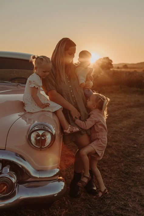 Family Truck Photoshoot, Family Photos With Car, Car Family Photoshoot, Family Car Aesthetic, Pick Up Truck Family Photoshoot, Old Car Family Photoshoot, Photoshoot With Old Car, Vintage Car Family Photoshoot, Retro Family Photoshoot