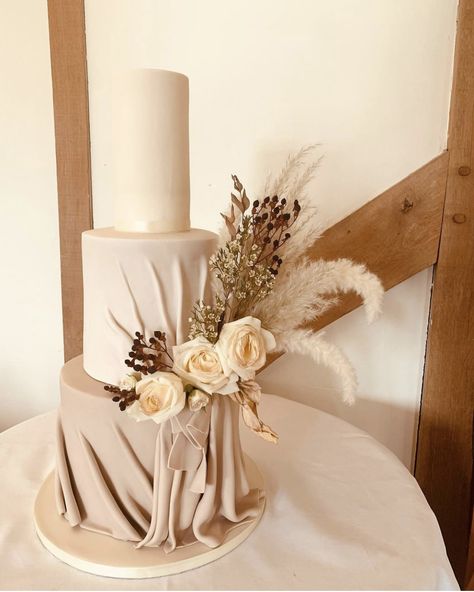 Wedding Cake Beige, 2023 Wedding Cake Trends, Simple Boho Wedding Cake, Dummy Wedding Cake, Nude Wedding Cake, Neutral Wedding Cake, Wedding Cake Dummies, Brown Wedding Cake, Beige Cake