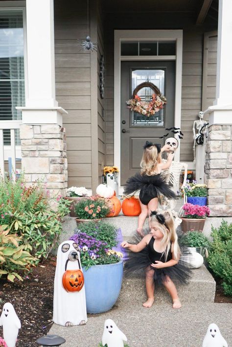 Simple and budget friendly outdoor halloween decoration ideas. Everything you need to make your front yard and porch ready for Halloween! Spooky and sweet ideas to get your little ones excited about the holiday. #halloweendecor #halloweendecorations #outdoorhalloweendecor #fallporchideas #fallporch #falldecor #falldecorations #fallhomedecor #autumndecor #fall #halloween Jar Decoration Ideas, Easy Outdoor Halloween Decorations, Cheap Halloween Diy, Creative Halloween Decorations, Halloween Decorations To Make, Dekorasi Halloween, Halloween Diy Outdoor, Outdoor Halloween Decorations, Halloween Decoration Ideas