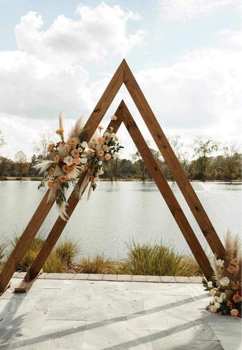 Wedding Arches Triangle, Arc Weddings, Cheap Wedding Arch Ideas, Unique Wedding Arbor, Triangle Arbour, Diy Wedding Arbor, Simple Wedding Arch, Wedding Trellis, Arbor Ideas