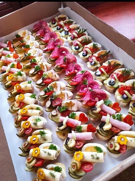 Front Of House Ideas, House Simple, Party Food Buffet, Catering Ideas Food, Charcuterie Inspiration, Sandwich Shops, Party Platters, In Front Of House, Buffet Food