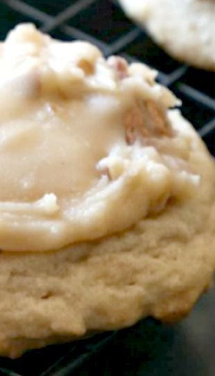 Praline Frosting, Praline Cookies, Cookies And Cups, Drop Cookie Recipes, Brown Sugar Cookies, Tasty Dessert, Pecan Pralines, Christmas Cookie Exchange, Sugar Cookie Frosting