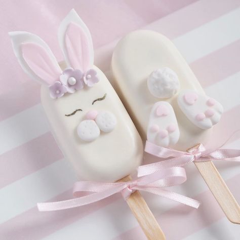 Cute little spring bunny cakesicles 🐇🌸 I’ve been keeping busy baking lots of Easter treats all week, I’ve gone a little bit mad but it’s my… Bunny Cakesicles, Bunny Cake Pops, Popsicles Cake, Beautiful Baking, Cake Pop Designs, Cake Pop Decorating, Keeping Busy, Ice Cake, Spring Cake