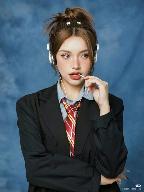 ᅳ 𐙚 back to school hairstyles ⋆˚₊⊹ Douyin American Yearbook, Y2k Yearbook Photos, Old School Yearbook Photoshoot, School Yearbook Photos Aesthetic, Senior Makeup Ideas Photo Shoot, Yearbook Aesthetic Photoshoot, Korean School Photoshoot, Y2k Yearbook Photoshoot, Book Year School Photoshoot