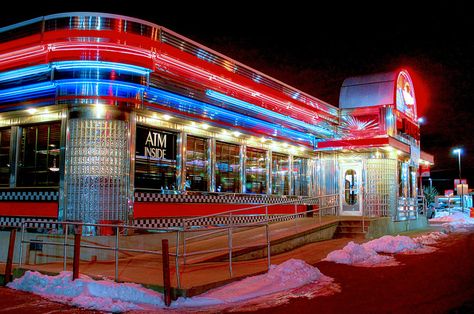 Nothing like a Long Island diner. 80s Diner Exterior, Diner Exterior, American Diners, 50's Diner, 50s Diner, Vintage Diner, Retro Diner, American Diner, Soda Fountain