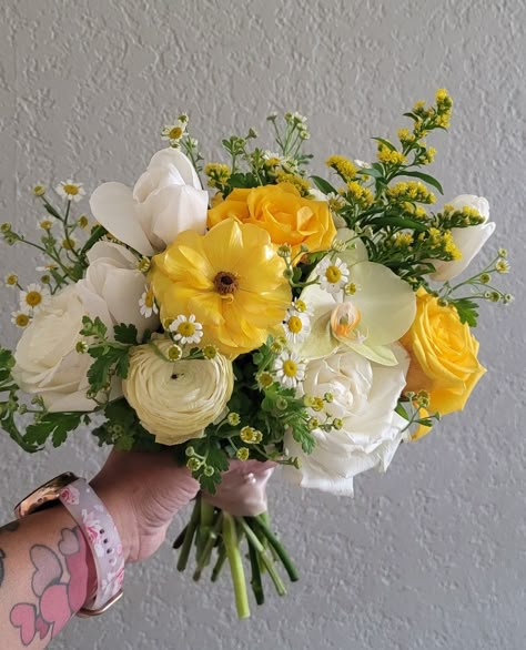 Yellow Winter Wedding Bouquet, Yellow Bouquets Wedding, Yellow Bride Bouquet, Soft Autumn Wedding, White And Gold Decorations, Wedding White And Gold, Pale Yellow Weddings, Dolce Vita Wedding, Prom Flowers Bouquet