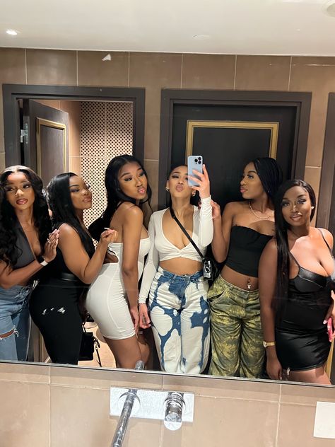 Baddie Besties, Fotos Goals, Baddie Outfits Ideas, Black Femininity, Best Friends Aesthetic, Cute Friend Pictures, Cool Poses, Instagram Girls, Ig Stories