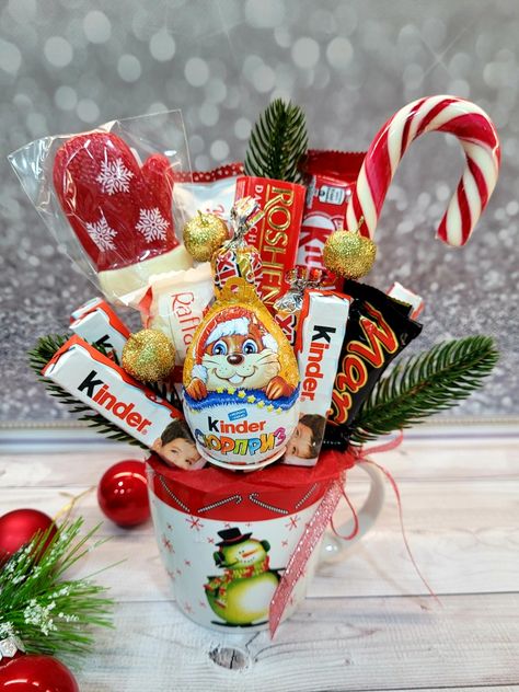 Hamper Diy, Design Chocolate, Christmas Flower Decorations, Sweet Hampers, Christmas Gift Hampers, Christmas Hampers, Homemade Scented Candles, Diy Gift Set, Christmas Hamper