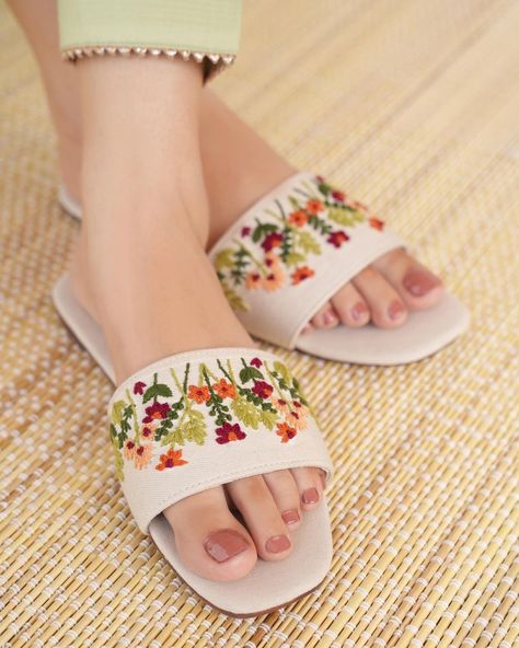 Embiordery Design, Stylish Shoes Heels, Embroidery Slippers, Slippers Collection, Slippers Outfit, Wedding Shoes Sandals, Fancy Sandals, Embroidered Slippers, Embroidery Fashion Detail