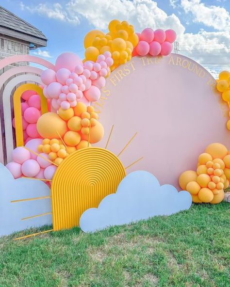 Sunshine Birthday Theme, Luxury Event Decor, Sunshine First Birthday, Sunshine Birthday Parties, First Trip Around The Sun, Baby Birthday Themes, Sunshine Baby Showers, 1st Birthday Party Themes, Sunshine Birthday