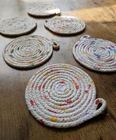 DIY coiled rope coasters | Tutorial – one and twenty buttonholes Diy Rope Hot Pad, How To Make Rope Trivets, Rope Trivet Diy, Coil Basket Diy, Rope Coasters Diy, Costers Diy, Rope Trivets, Rope Coil Basket, Rag Coasters