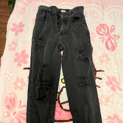 Pacsun black ripped mom jeans Ripped Jeans Black, Rip Mom, Ripped Mom Jeans, Indie Grunge, Black Ripped Jeans, Grunge Punk, Style Change, Jeans Black, Ripped Jeans