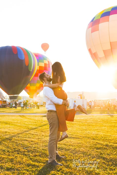 Hot Air Balloon Festival Photography, Hot Air Balloon Photo Shoot, Hot Air Balloon Couple Pictures, Hot Air Balloon Engagement Pictures, Hot Air Balloon Picture Ideas, Hot Air Balloon Outfit Ideas, Balloon Festival Outfit, Hot Air Balloon Festival Outfit, Hot Air Balloon Photoshoot